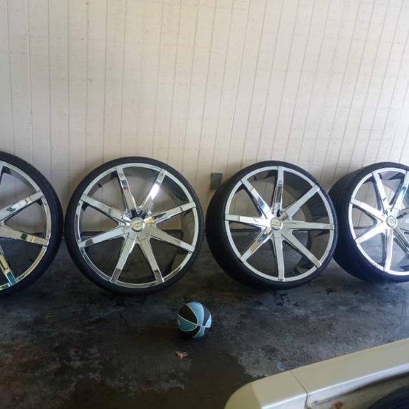 Other - NEED GONE TODAY. 26inch rims small bolt pattern came off my box Chevy